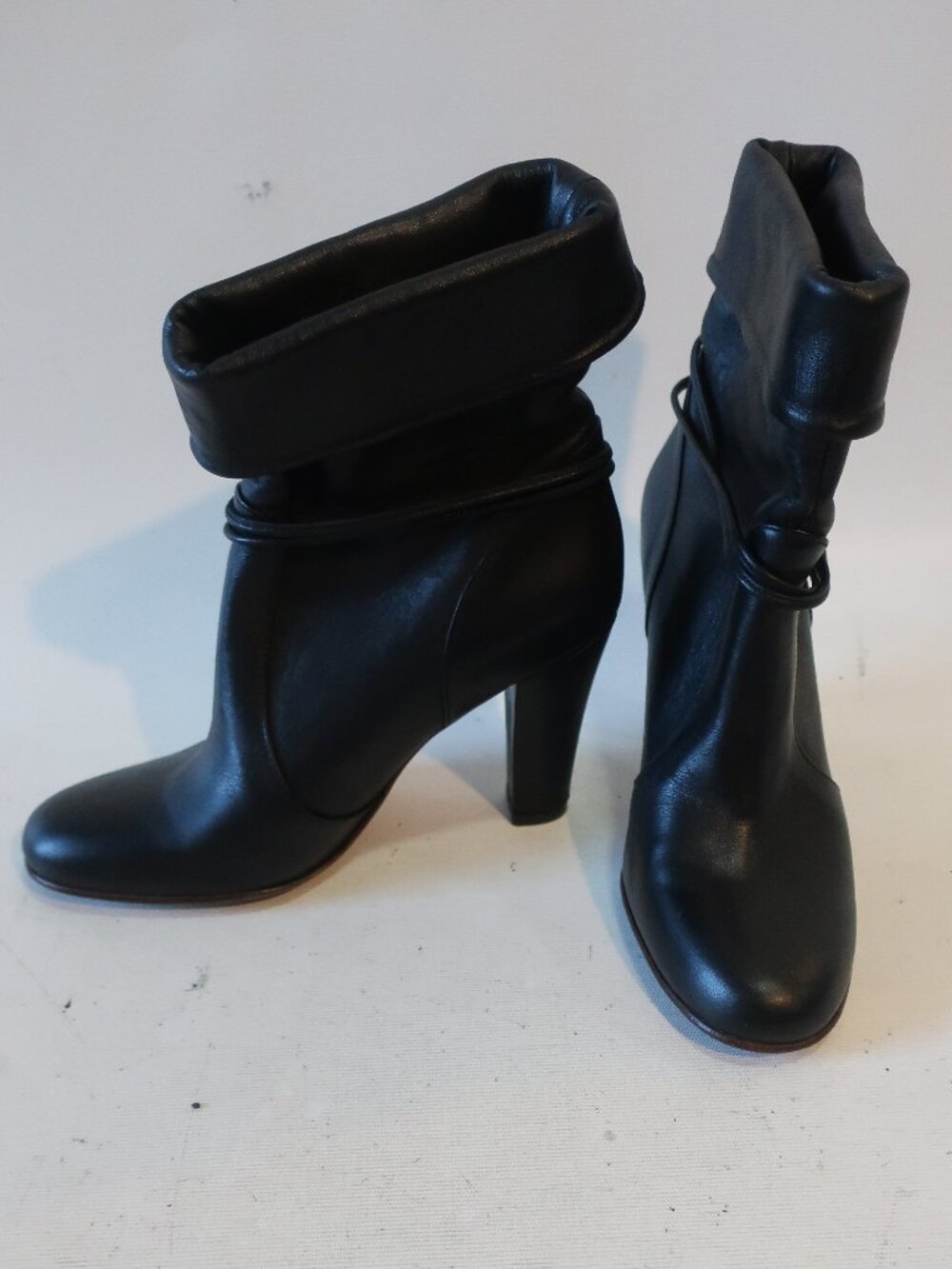 Womens Mandarine Black Pull-On Leather Block Heel Booties 6.5